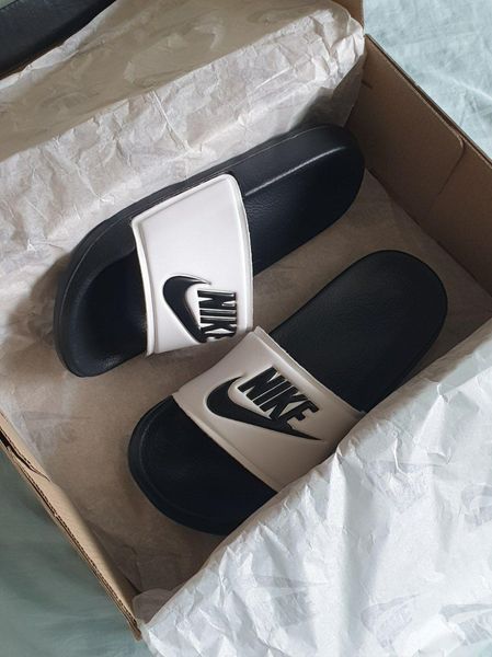 Чорно-білі шльопанці Найк Бенассі унісекс Nike Benassi Black logo black 41 ALL04396W фото